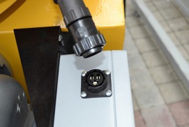 Электродвигатель подключен к электронной панели управления при помощи герметичных соединителей на защелках для удобства эксплуатации